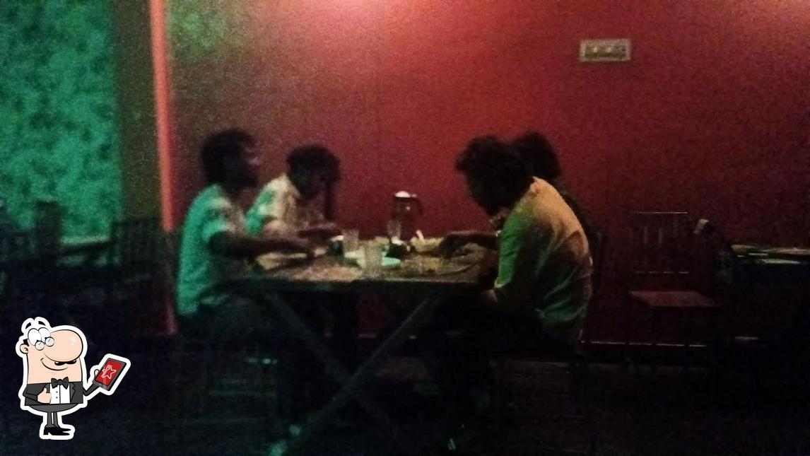 The exterior of Gee Gee Bites