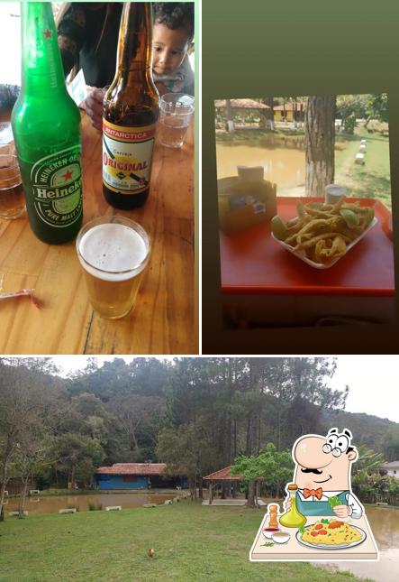 A comida e exterior do restaurante