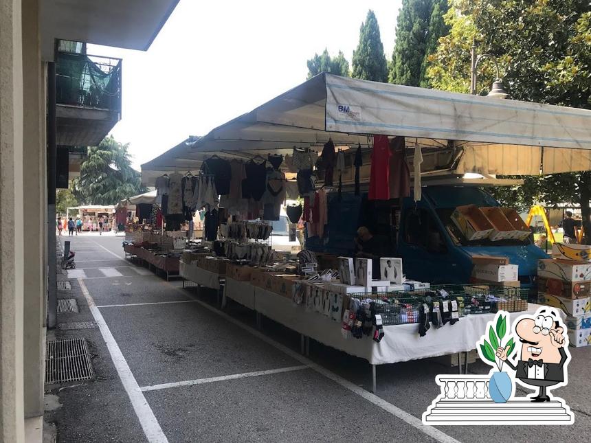 Gli esterni di Caffè Mercato