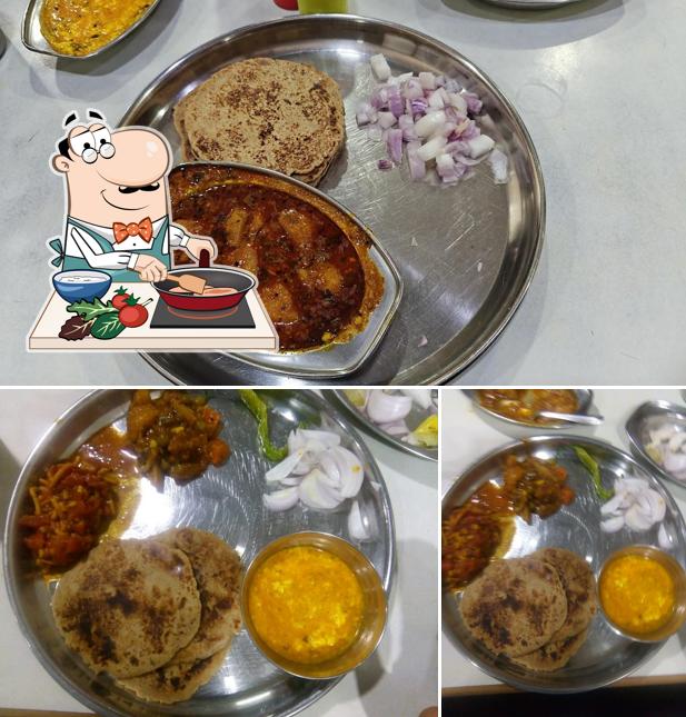 Chicken curry at Maganlal Bhakhri Shak Wala, Gayatri Restaurant