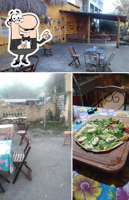 Sente em uma das mesas no Restaurante e Pizzaria Bicho Do Mato