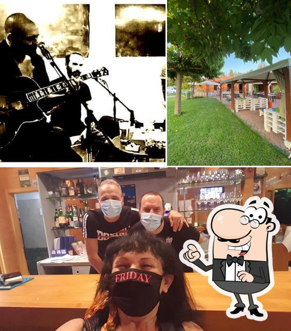 Guarda la immagine che presenta la esterno e interni di Johnny Beer Food
