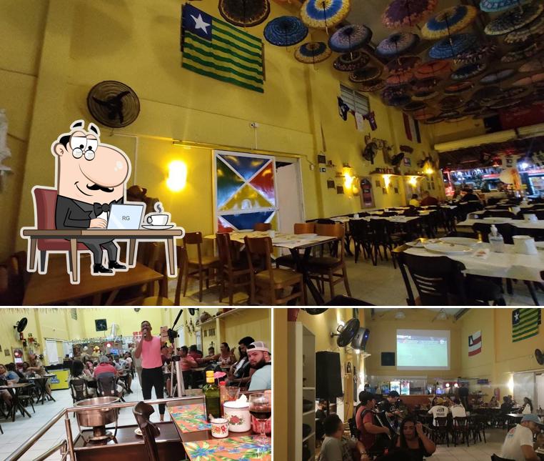 Sente em uma das mesas no Bar do Cuscuz do Don