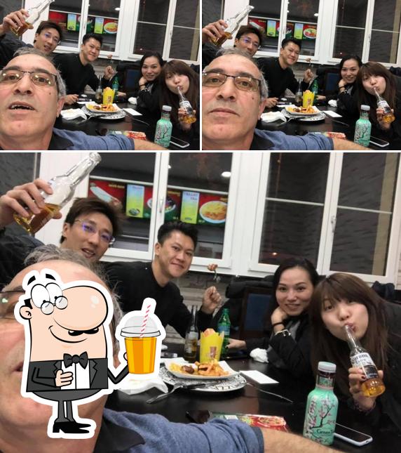 Goditi un drink a Roni Pizza
