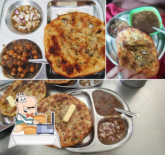 Garlic bread at Monu Kulcha Hut
