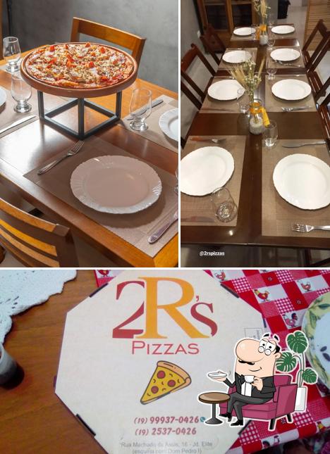 O interior do 2Rs Pizzas
