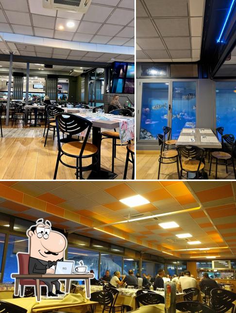 Siediti a un tavolo di La Taverna