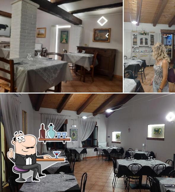 Siediti a un tavolo di Ristorante Pizzeria La Pecora Nera