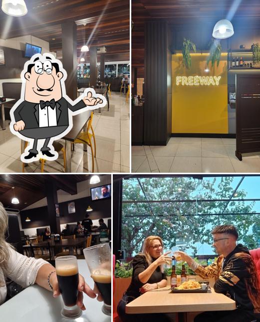Sente em uma das mesas no Free Way Lanches