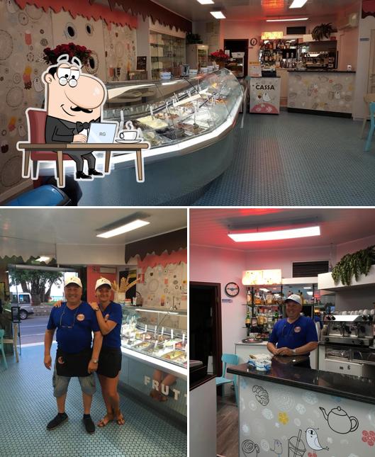 La immagine di interni e cibo da parad'icecream gelateria artigianale