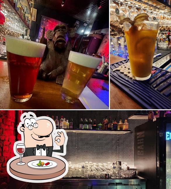 O Macaco Caolho Rock 'N Drinks se destaca pelo comida e interior
