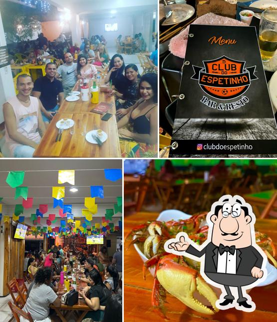 Sente em uma das mesas no Club Do Espetinho Bar&restô