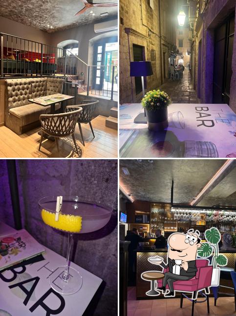 Siediti a un tavolo di THE BAR