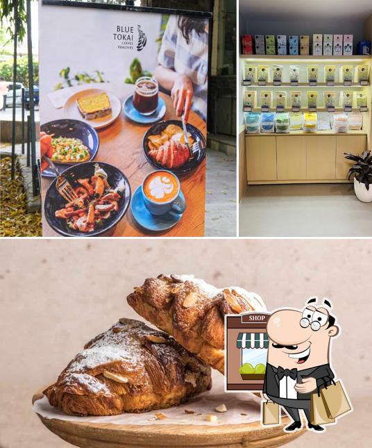Blue Tokai Coffee Roasters Defence Colony, Delhi is distinguished by exterior and food