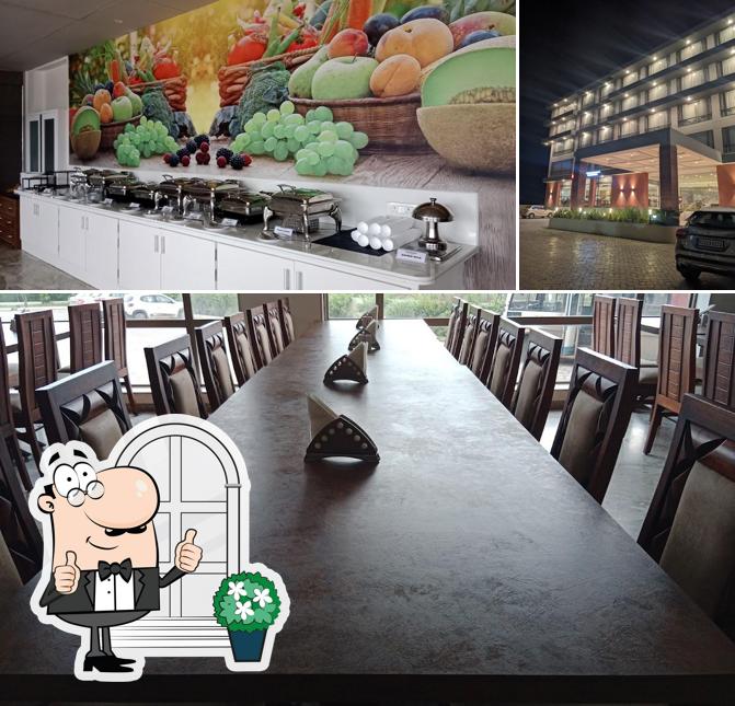 The photo of Kamat Restaurant’s exterior and food