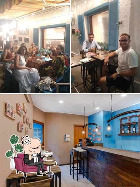 Dai un'occhiata agli interni di Macari Pub