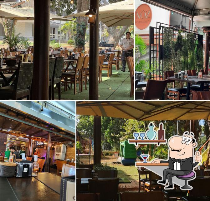 Sente em uma das mesas no Raiz Caipira