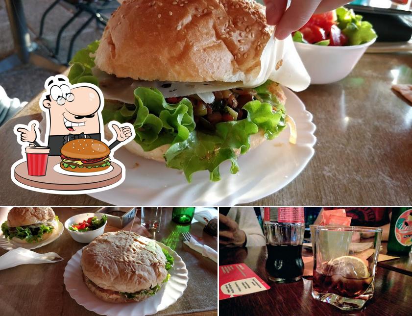 Ordina uno dei tipi di hamburger proposti a Bon Cafe Lucia