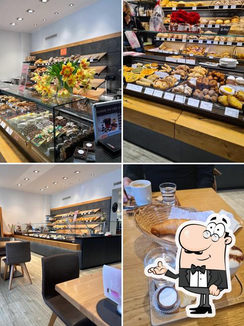 Siediti a un tavolo di Bäckerei-Konditorei Zuber
