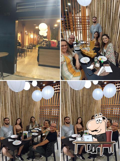 Sente em uma das mesas no Japa Do Jó