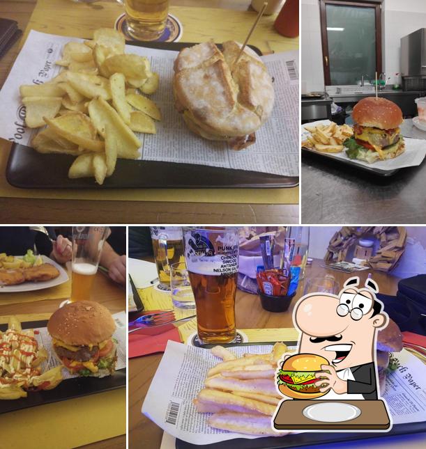 Ordina un hamburger a Vivina restaurant beer-house