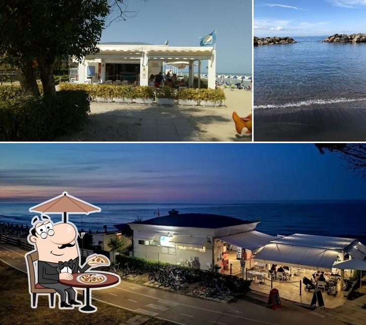 La foto di esterno e cibo da Il Gabbiano - Beach & Food