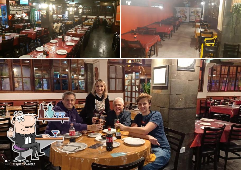 Sente em uma das mesas no Casa do Homem Pizza