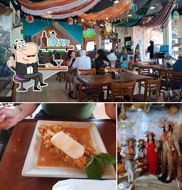 Sente em uma das mesas no Restaurante Encontro Nordestino Duque de Caxias