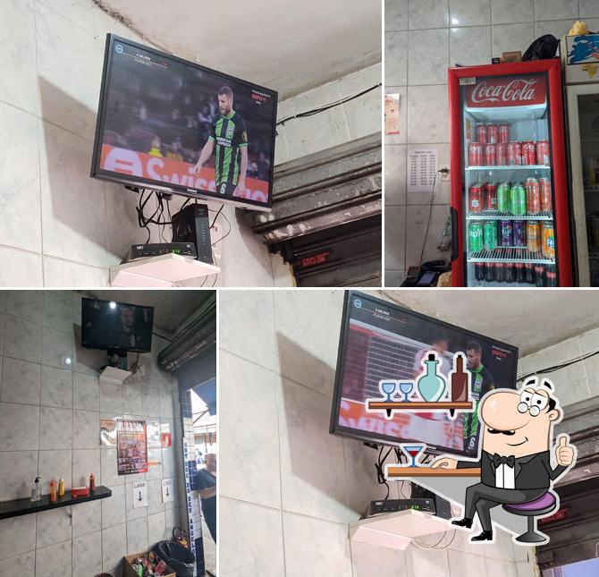 Sente em uma das mesas no Hot "Dog" Seu Angelo