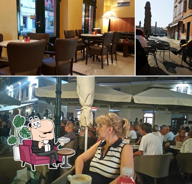 Gli interni di Viecia Batana cafe