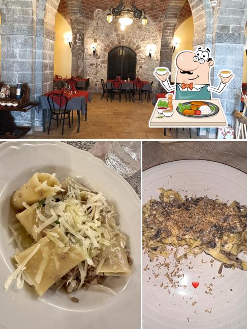 La cibo e interni del ristorante