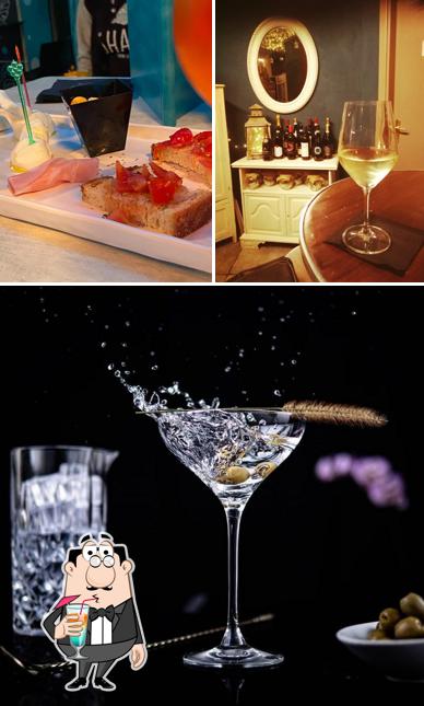 Dai un’occhiata alla foto che presenta la bevanda e cibo di Shabby Wine & Cocktail