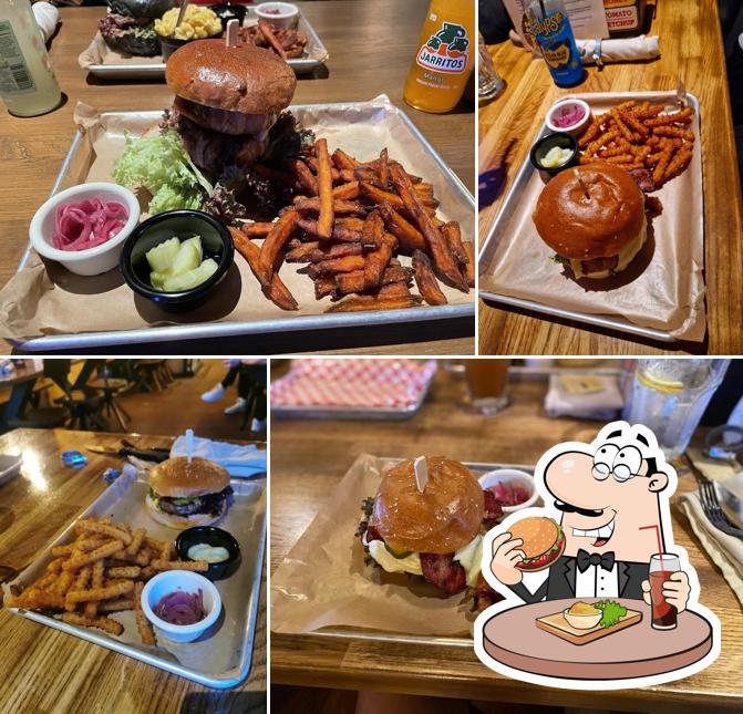 Prova uno dei tipi di hamburger disponibili a T's Barbecue Restaurant