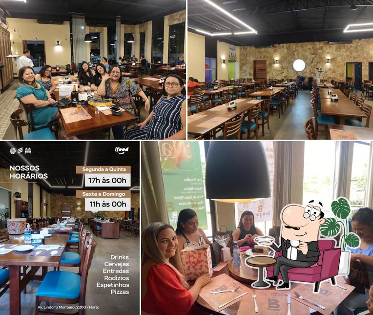 Sente em uma das mesas no Banquete Cozinha