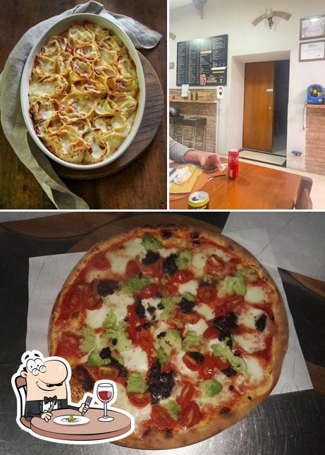 Questa è la immagine che presenta la cibo e interni di Pizzeria Le 4 Porte