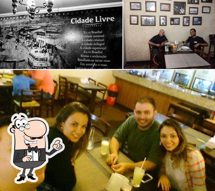 O Restaurante Cidade Livre se destaca pelo interior e mesa de jantar