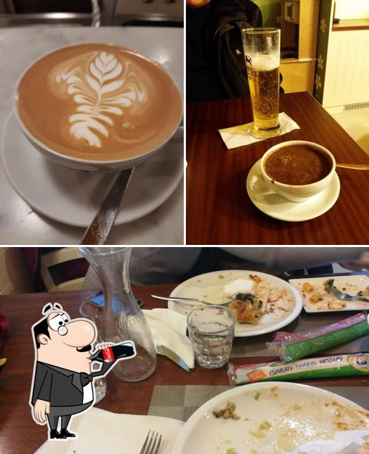Tra le varie cose da Bottega del Caffè Dersut si possono trovare la bevanda e interni