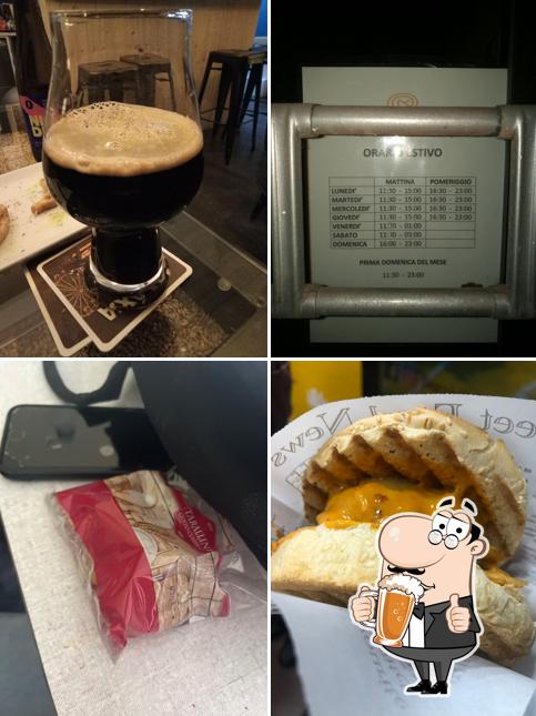 Puoi ordinare un rinfrescante bicchiere di birra chiara o scura