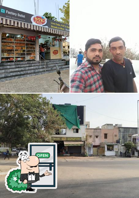 The exterior of - Factory Outlet Best Bakery, Cake Shop, Confectionery, Live Bakery and Cake Shop In Ellora Park