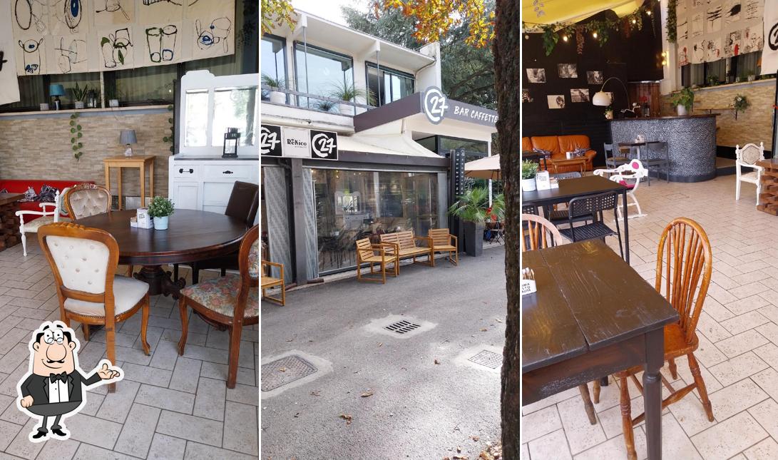 Siediti a un tavolo di Caffè 27