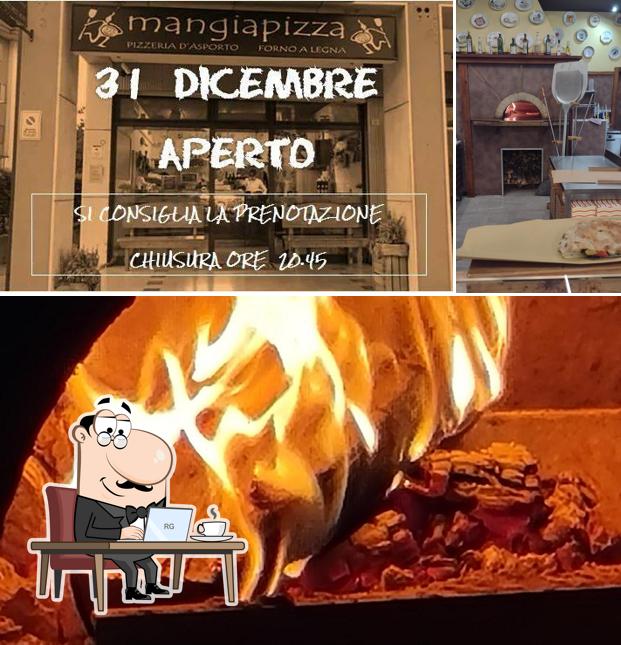 La foto della interni e cibo di Mangiapizza (Pizzeria d'asporto)
