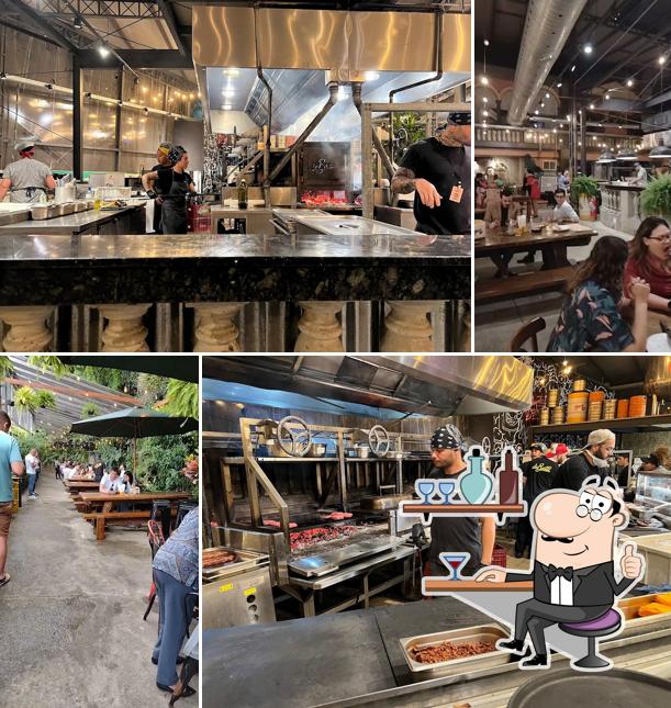 Sente em uma das mesas no Quintal deBetti