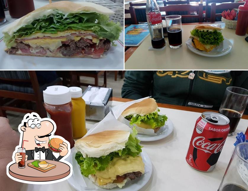 Peça um hambúrguer no Lanchonete Acácio