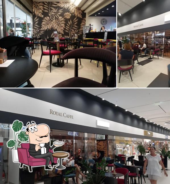 Siediti a un tavolo di Caffe Bar Royal