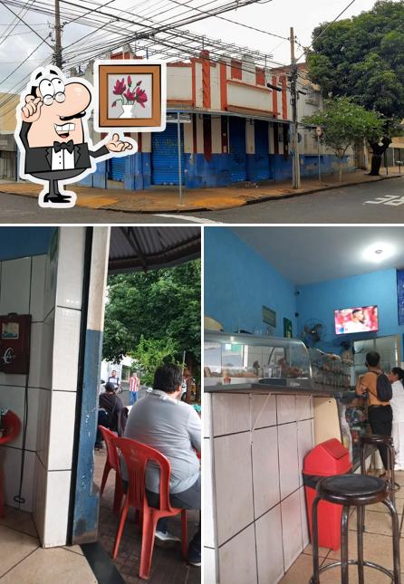 O Taberna Latina (Bar do Márcio) se destaca pelo interior e exterior