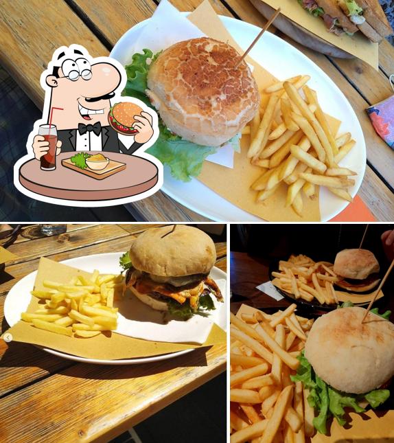 Ordina uno dei tipi di hamburger proposti a Birreria Lowen