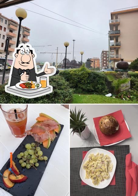 La immagine di cibo e esterno da Bar Giardino &