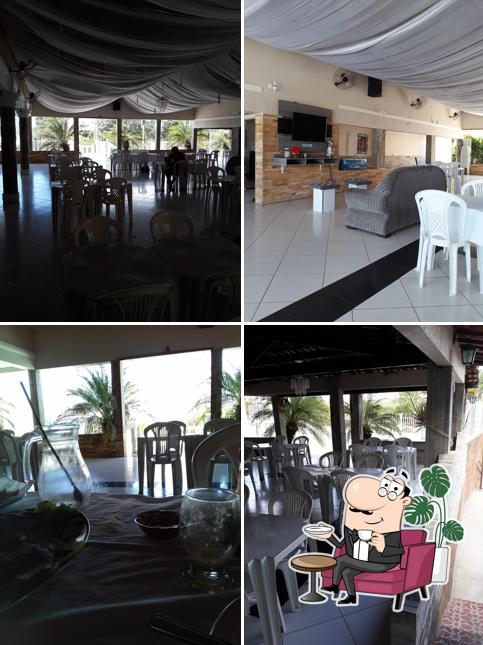 Sente em uma das mesas no Restaurante & Buffet Raízes Da Terra
