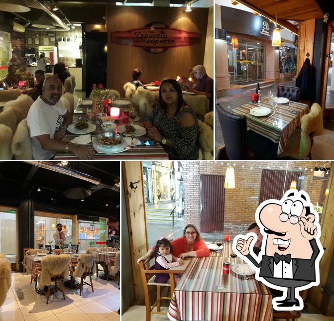 Sente em uma das mesas no Trattoria De La Coperta