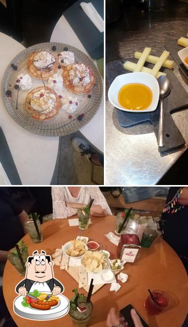 La cibo e tavolo da pranzo del ristorante